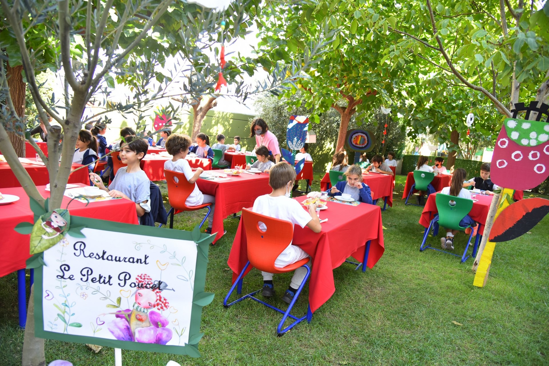Genç Hanımlar ve Beyler Restoranda-img