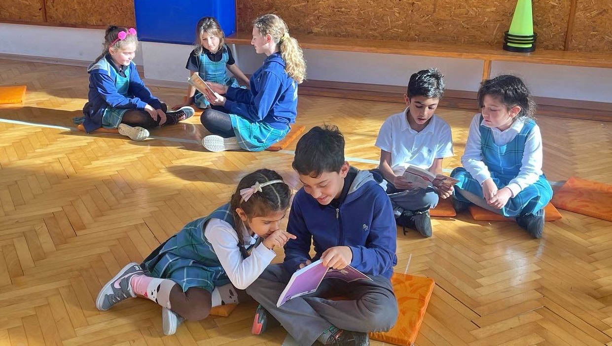 Kardeşlerine Kitap Okudular-img
