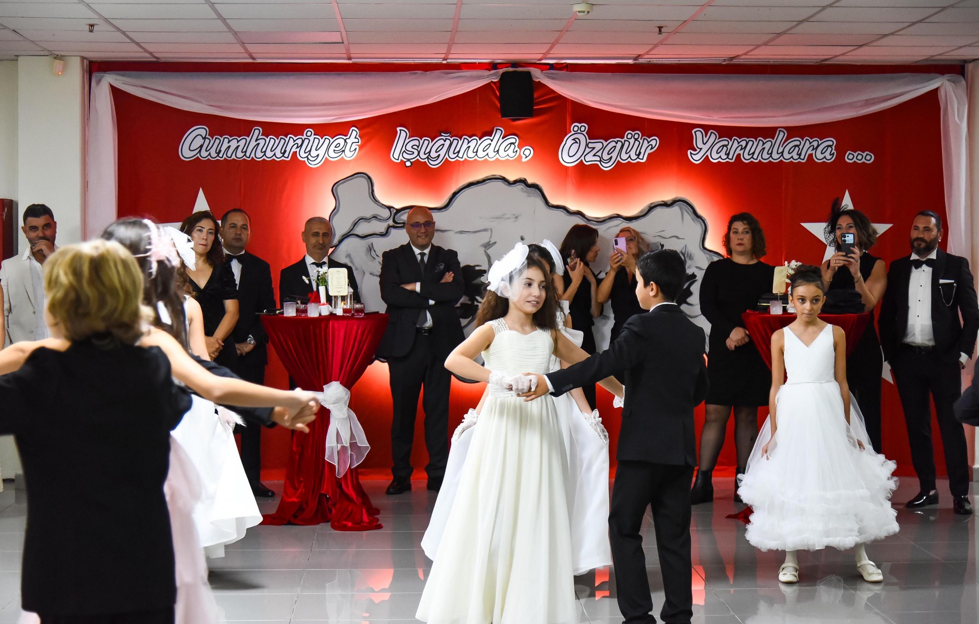 Cumhuriyet’in çınarları geleneksel baloda-img