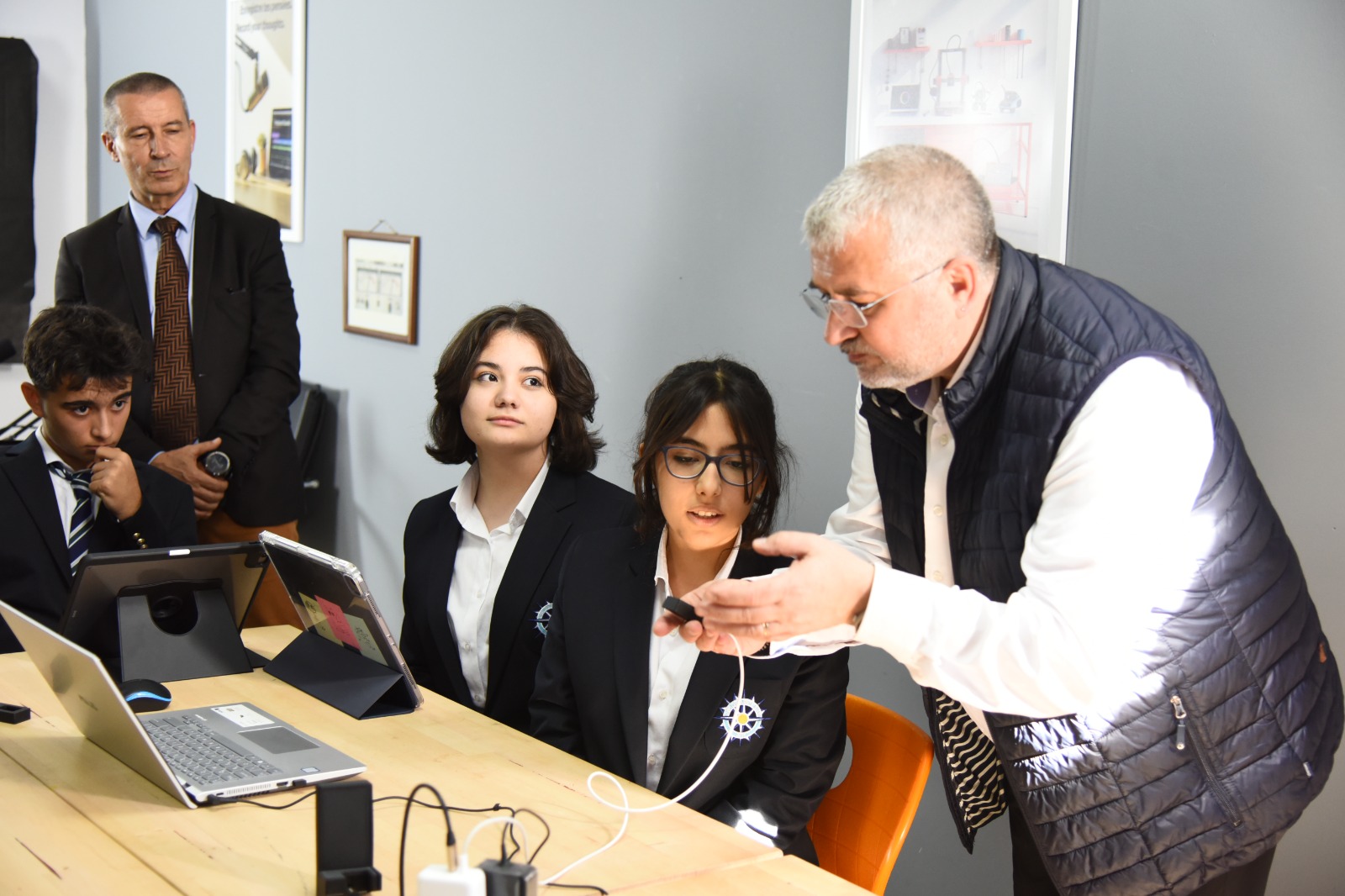 Fransız yetkililer Arkas Piri Reis Lisesini gezdi-img